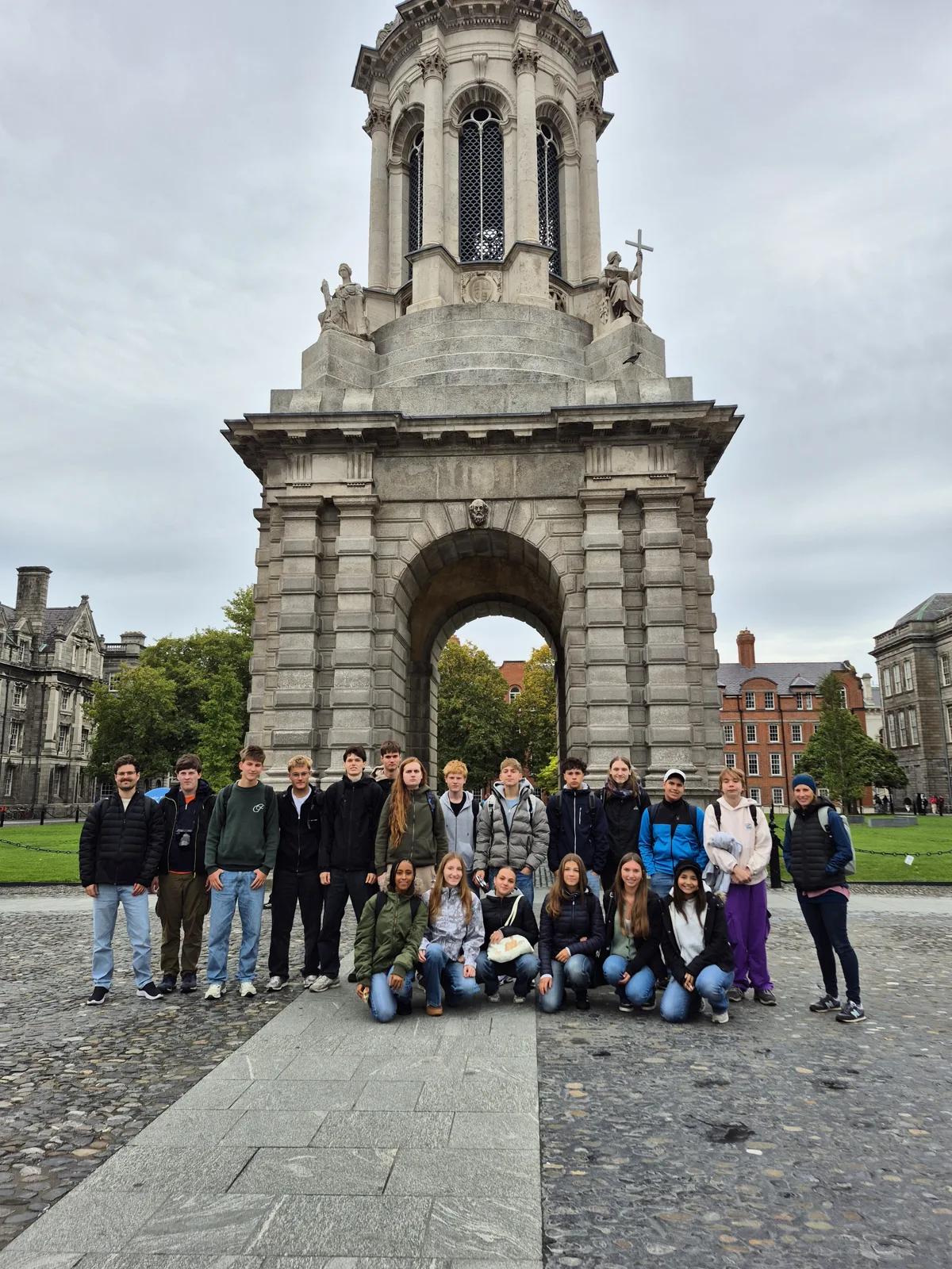 Gruppenfoto vor dem Campanile am Trinity College Dublin